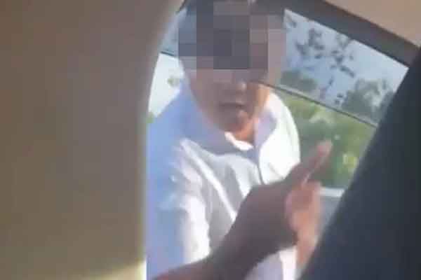 Clip: Phóng ngược chiều, BMW tông gục người đàn ông đi xe máy-1