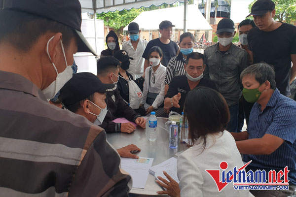 Hà Nội: Xưởng chăn ga gối đệm bất ngờ bốc cháy dữ dội, 3 người bị thương-2