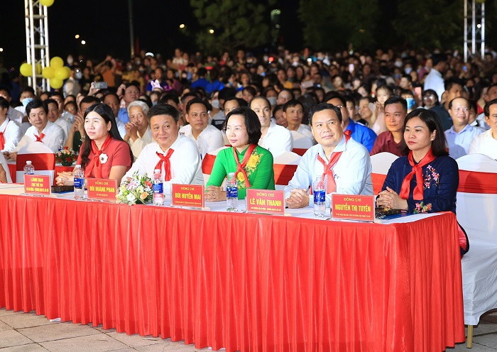 Hà Nội trao quà Trung thu cho 1.300 trẻ em trong Đêm hội Trăng rằm-2