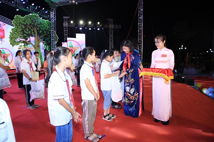 Hà Nội trao quà Trung thu cho 1.300 trẻ em trong Đêm hội Trăng rằm-4