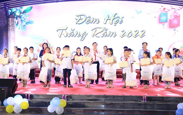 Hà Nội trao quà Trung thu cho 1.300 trẻ em trong Đêm hội Trăng rằm-5
