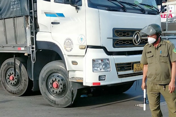 Người phụ nữ bị xe tải cán tử vong khi dừng đèn đỏ-1