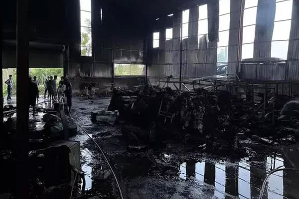 Hà Nội: Xưởng chăn ga gối đệm bất ngờ bốc cháy dữ dội, 3 người bị thương-1