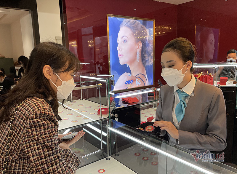 Giá vàng hôm nay 11/9: Kết thúc tuần giằng co, tăng giảm thất thường-2