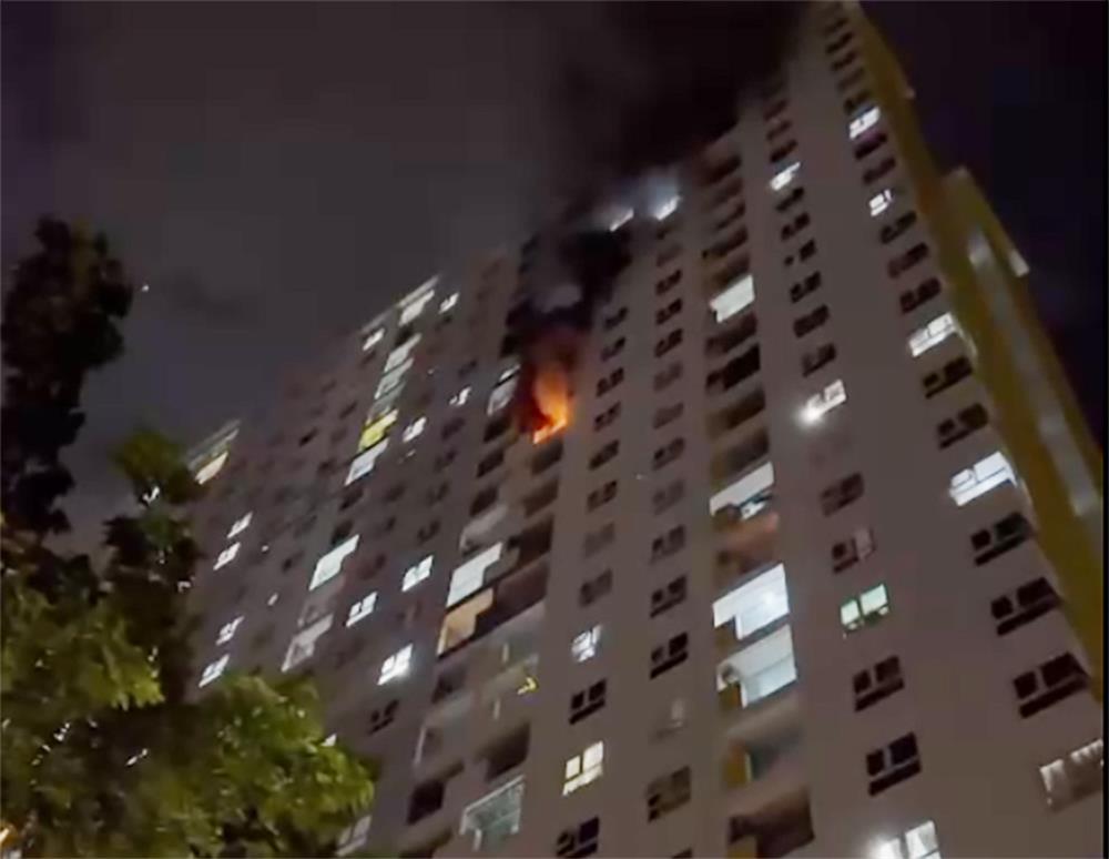 Căn hộ chung cư Diamond Riverside bốc cháy dữ dội, dân náo loạn tháo chạy-1