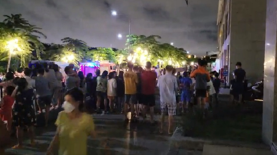 Căn hộ chung cư Diamond Riverside bốc cháy dữ dội, dân náo loạn tháo chạy-3