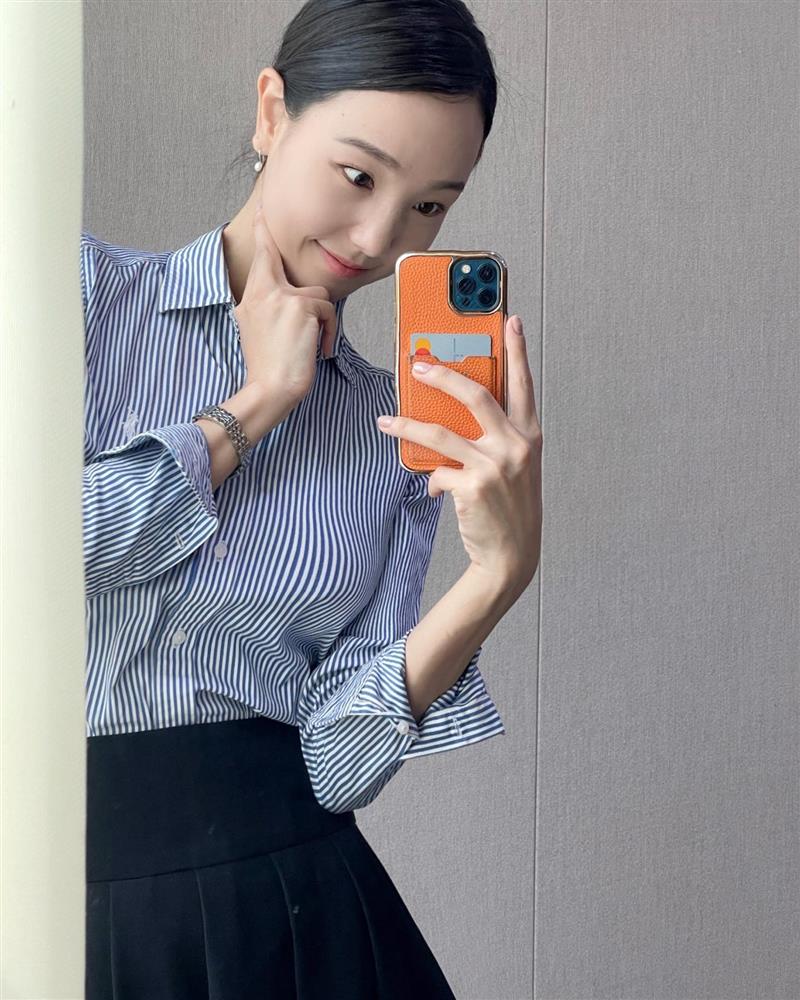 5 kiểu áo sơ mi mùa Thu đang được phụ nữ Hàn diện nhiều nhất-2