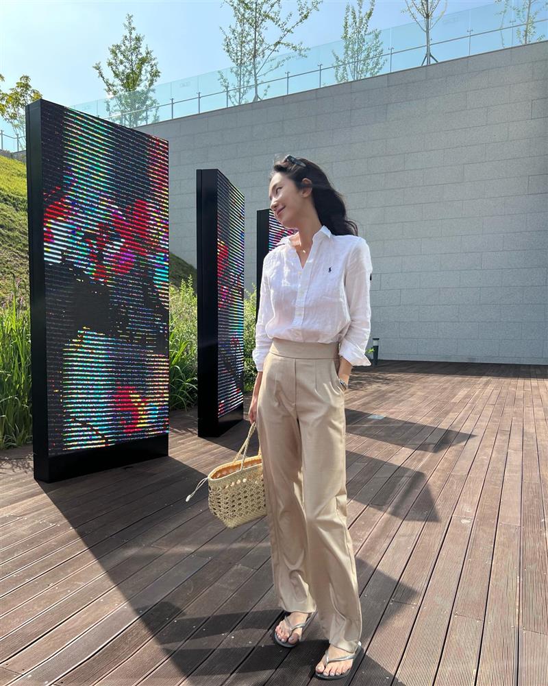 5 kiểu áo sơ mi mùa Thu đang được phụ nữ Hàn diện nhiều nhất-6