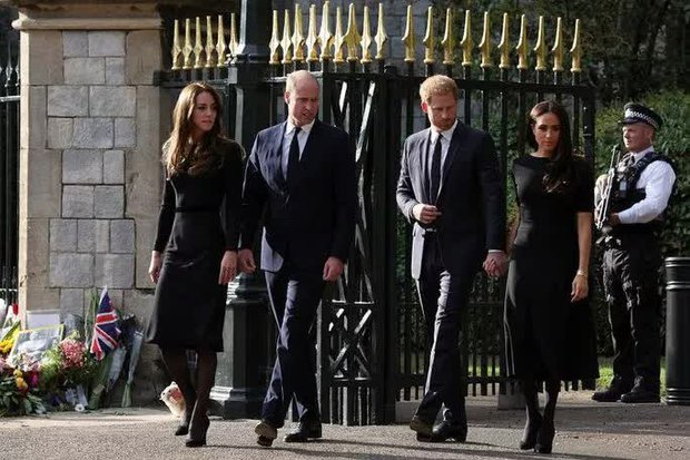 Nữ hoàng Elizabeth II băng hà: Điều bất ngờ bên ngoài lâu đài Windsor-1