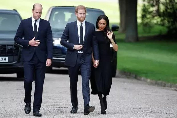 Nữ hoàng Elizabeth II băng hà: Điều bất ngờ bên ngoài lâu đài Windsor-2