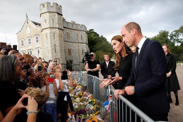 Nữ hoàng Elizabeth II băng hà: Điều bất ngờ bên ngoài lâu đài Windsor-3