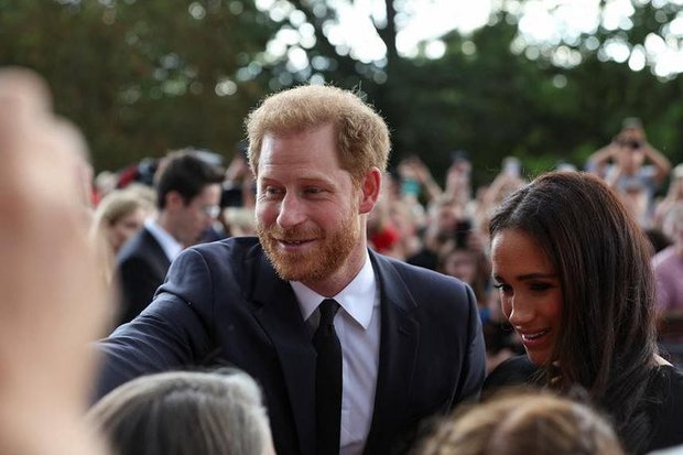 Nữ hoàng Elizabeth II băng hà: Điều bất ngờ bên ngoài lâu đài Windsor-4