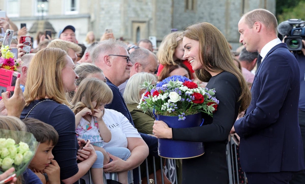 Nữ hoàng Elizabeth II băng hà: Điều bất ngờ bên ngoài lâu đài Windsor-7