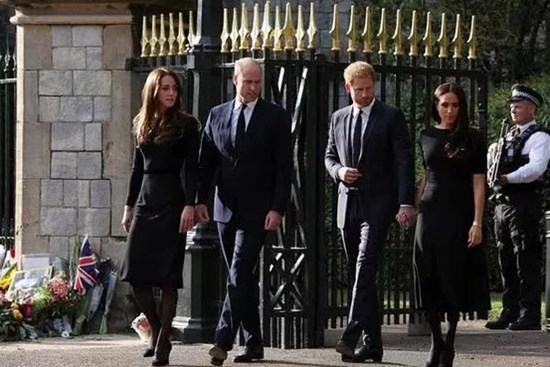 Nữ hoàng Elizabeth II băng hà: Điều bất ngờ bên ngoài lâu đài Windsor
