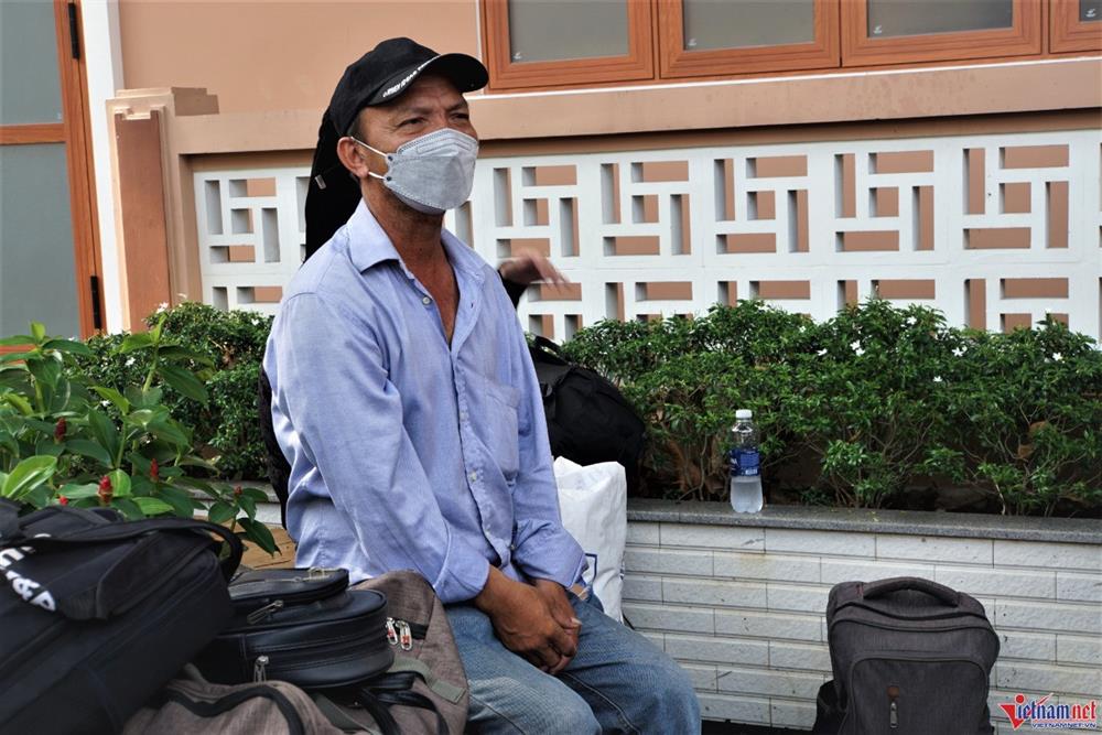 Nghẹn ngào giây phút giao nhận thi thể vụ cháy quán karaoke ở Bình Dương-2