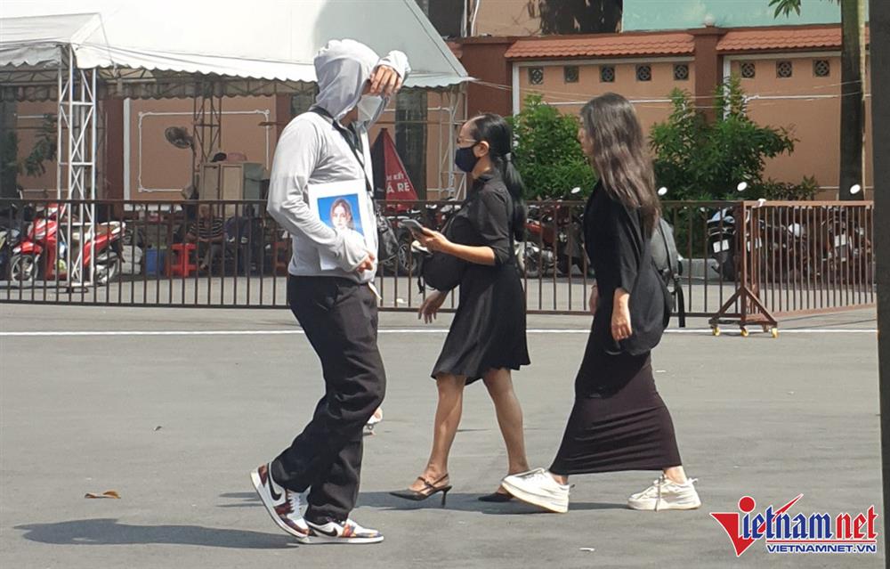 Nghẹn ngào giây phút giao nhận thi thể vụ cháy quán karaoke ở Bình Dương-3