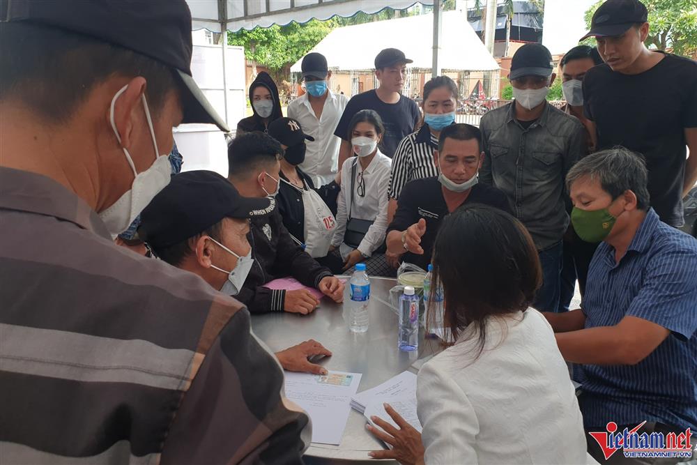 Nghẹn ngào giây phút giao nhận thi thể vụ cháy quán karaoke ở Bình Dương-4