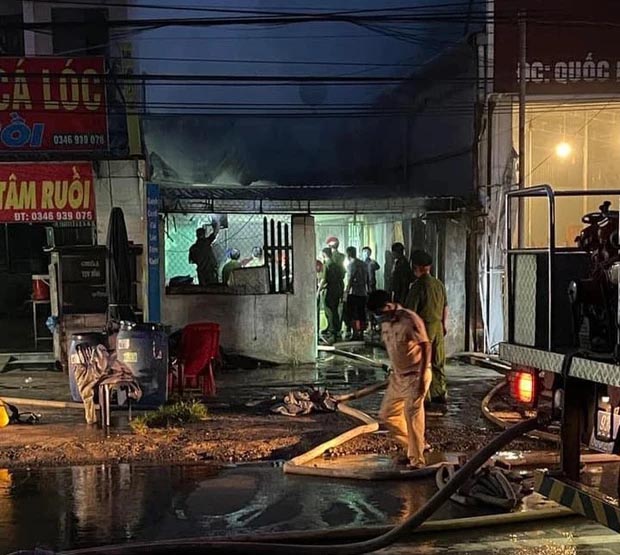 NÓNG: Cháy nhà lúc rạng sáng, bước đầu xác định 3 người thương vong-1