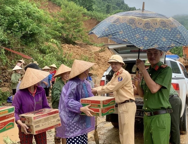 Lạnh người với vết nứt lớn chạy xuyên một bản làng ở Nghệ An-4