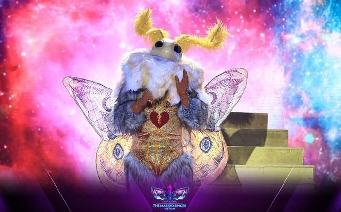 Ca Sĩ Mặt Nạ: Không bất ngờ, Bướm Mặt Trăng chính là thánh mưa Trung Quân Idol!-1