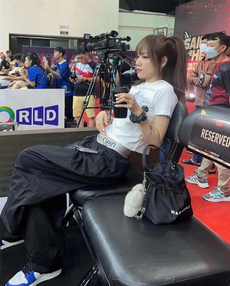 Mẫu quần hở quần lót như Phương Ly diện tạo tranh cãi-1