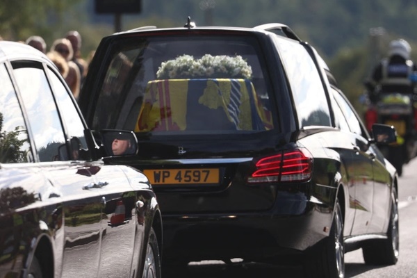 Xe chở linh cữu nữ hoàng Anh lên đường-1