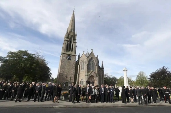 Xe chở linh cữu nữ hoàng Anh lên đường-2