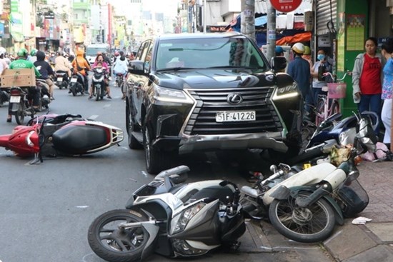 Tài xế Lexus LX570 khai đạp nhầm chân ga, tông hàng loạt xe máy