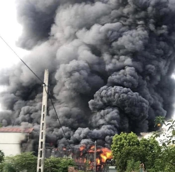 Vụ 3 mẹ con tử vong sau vụ cháy xưởng chăn ga gối đệm ở Hà Nội: Một chiến sĩ công an phải nhập viện cấp cứu-1