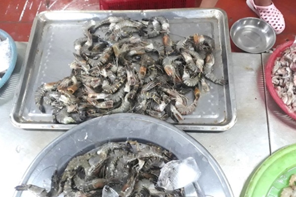 Giải cứu đôi nam nữ bị mắc kẹt trong thang máy giữa đêm khuya-2