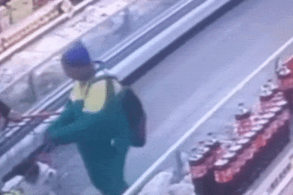 Kinh hoàng cảnh em bé bị bắt cóc sau lưng mẹ