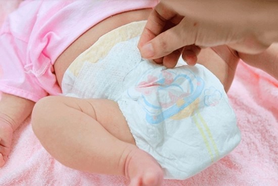 Sự thật về việc đóng bỉm khiến con bị vô sinh, chân vòng kiềng?