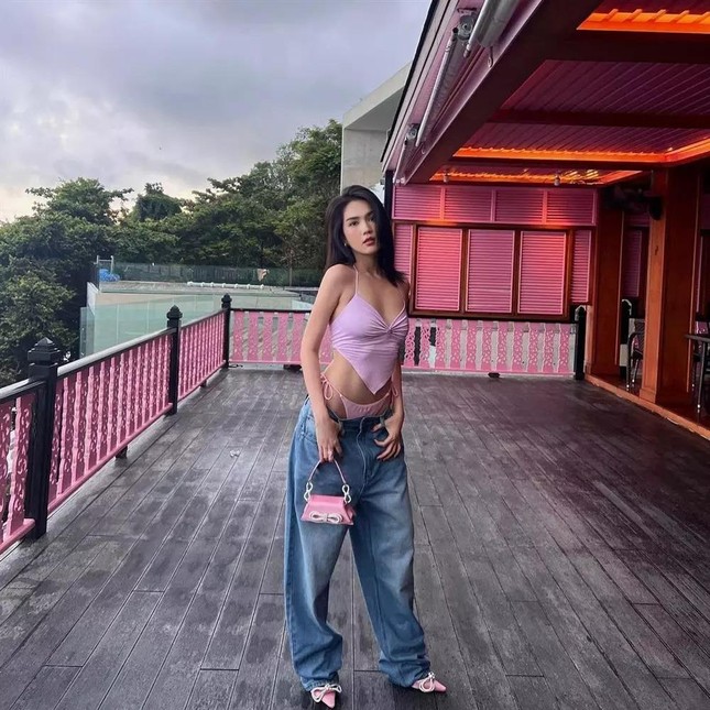 Mỹ nhân Việt diện quần cạp trễ, khoe nội y: Ngọc Trinh hở bạo hơn cả Chi Pu nhưng liệu có đẹp?-2