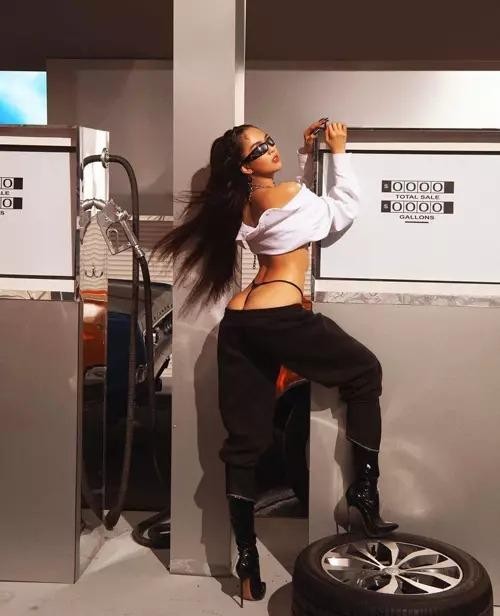 Mỹ nhân Việt diện quần cạp trễ, khoe nội y: Ngọc Trinh hở bạo hơn cả Chi Pu nhưng liệu có đẹp?-4