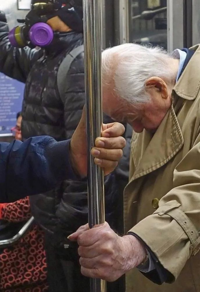 Bộ ảnh bàn tay trên tàu điện ngầm: Nhìn bàn tay, biết tâm trạng, tính cách-8