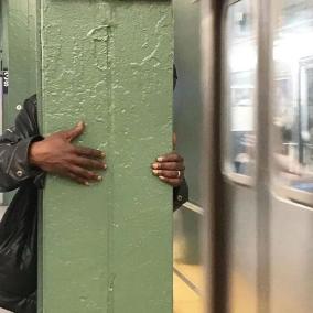 Bộ ảnh bàn tay trên tàu điện ngầm: Nhìn bàn tay, biết tâm trạng, tính cách-11