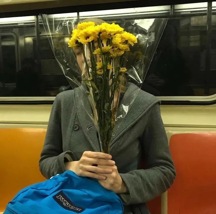 Bộ ảnh bàn tay trên tàu điện ngầm: Nhìn bàn tay, biết tâm trạng, tính cách-13