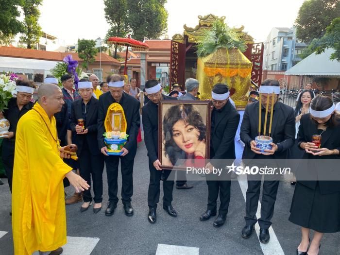 Con trai Thẩm Thúy Hằng đọc điếu văn cảm tạ trong lễ di quan, NSND Kim Cương bật khóc nức nở-5