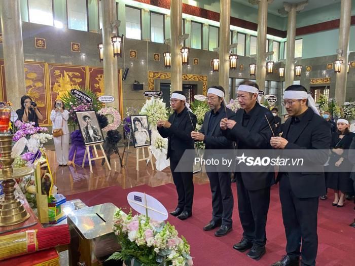 Con trai Thẩm Thúy Hằng đọc điếu văn cảm tạ trong lễ di quan, NSND Kim Cương bật khóc nức nở-2