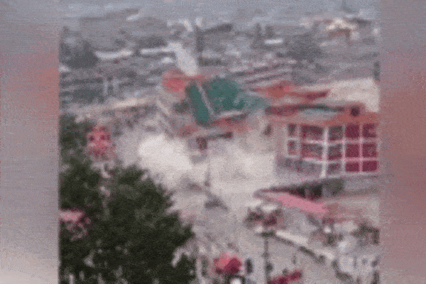 Khoảnh khắc khách sạn bị lũ cuốn trôi một cách khủng khiếp