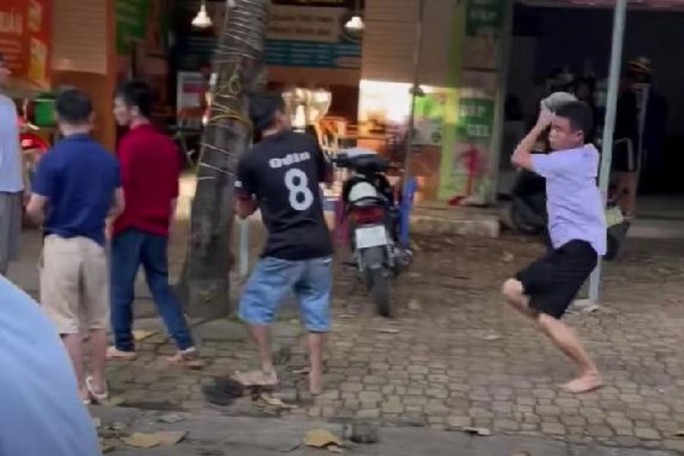 Vụ ném gạch vào đầu đối thủ, chặn xe cứu thương: Mâu thuẫn từ việc trả tiền taxi đi hát karaoke-1