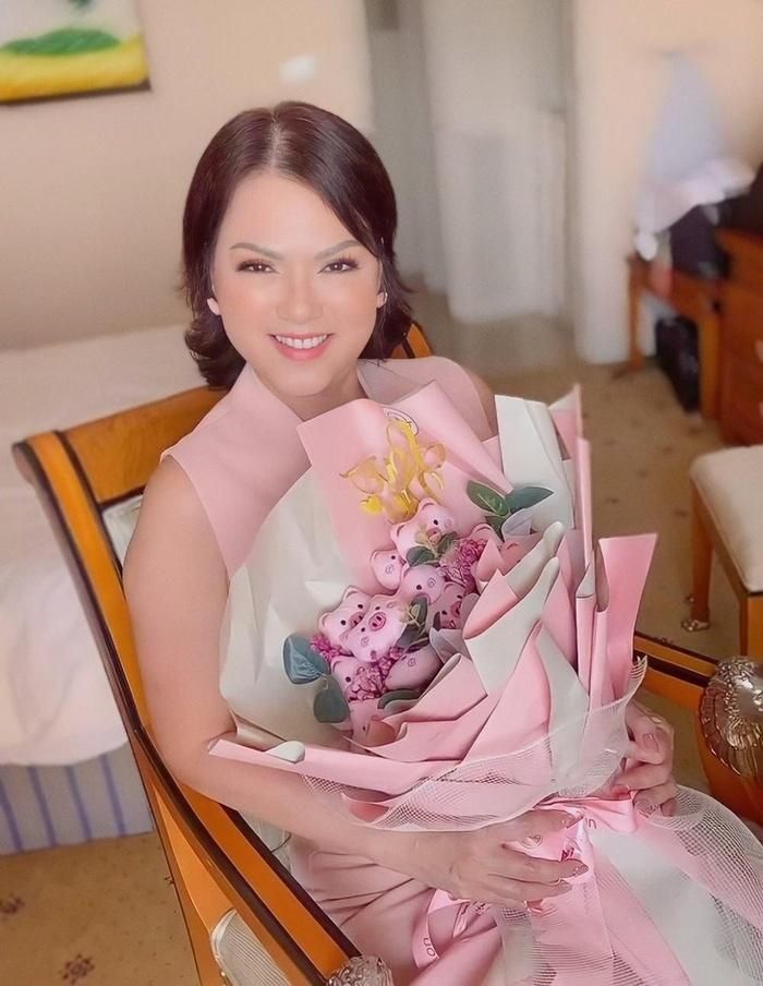 Ca sĩ Phương Loan bị phát hiện mặc lại áo cũ của NS Chí Tài khi chạy show-1