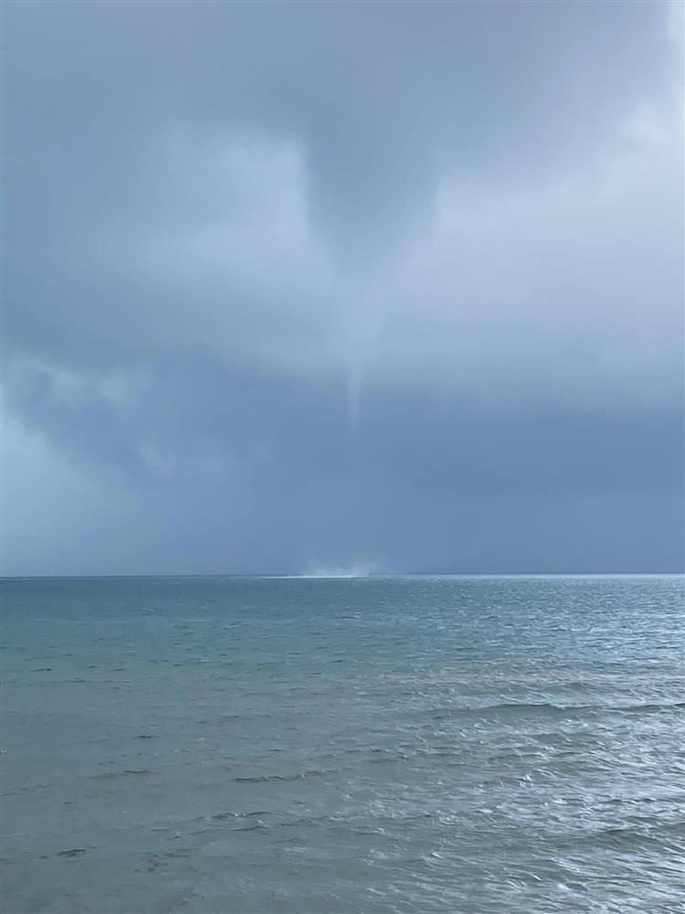 Vòi rồng cao ngút bất ngờ xuất hiện ở Phú Quốc, cuốn bay bàn ghế, dù che 150kg-1