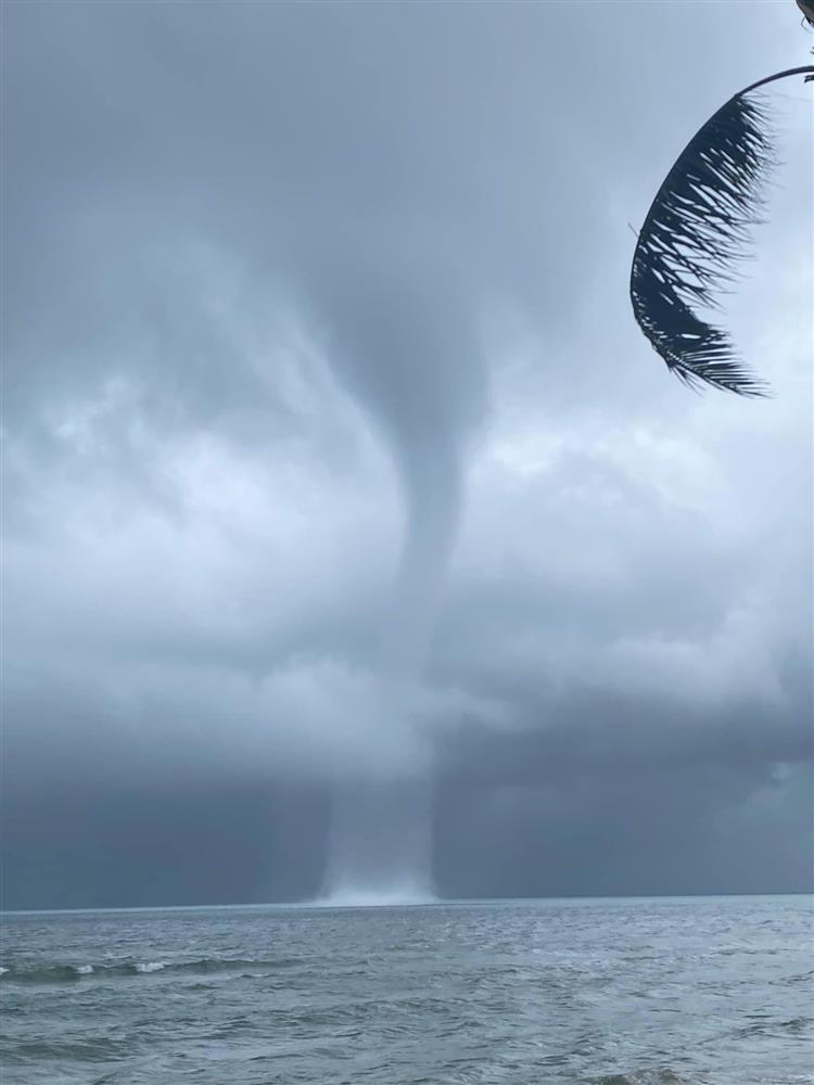 Vòi rồng cao ngút bất ngờ xuất hiện ở Phú Quốc, cuốn bay bàn ghế, dù che 150kg-2