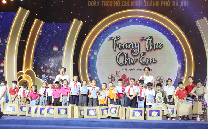 Chương trình Trung thu cho em: 100 suất quà và học bổng đến với các trẻ em có hoàn cảnh khó khăn-1