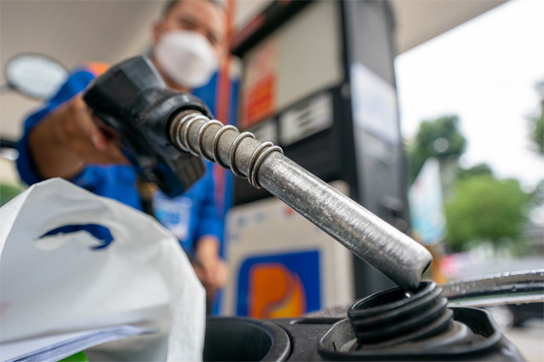 Giá xăng dầu giảm mạnh, hơn 1.000 đồng mỗi lít-1
