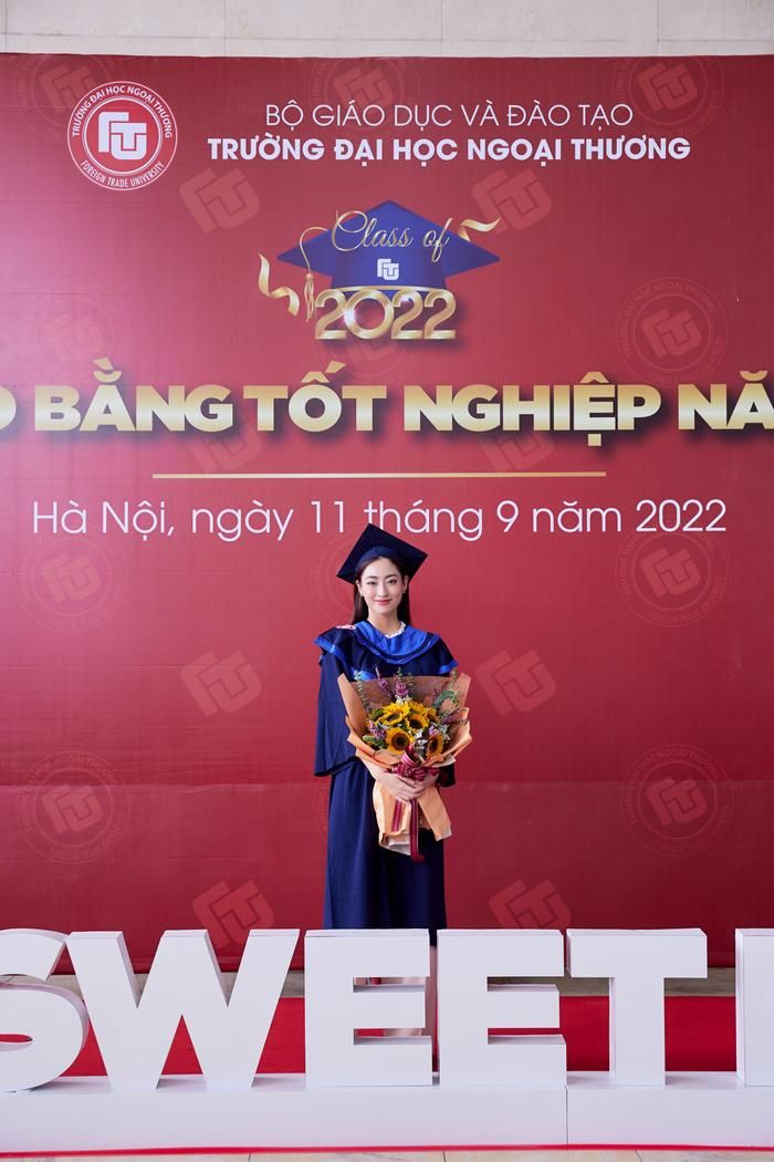 Hoa hậu Lương Thùy Linh rạng rỡ trong ngày nhận bằng tốt nghiệp Đại học loại xuất sắc-2