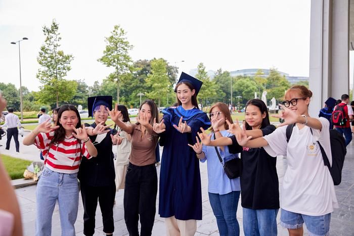Hoa hậu Lương Thùy Linh rạng rỡ trong ngày nhận bằng tốt nghiệp Đại học loại xuất sắc-4