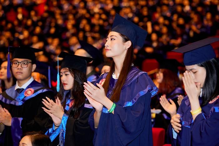 Hoa hậu Lương Thùy Linh rạng rỡ trong ngày nhận bằng tốt nghiệp Đại học loại xuất sắc-5