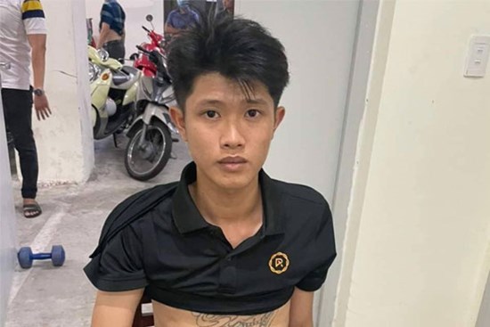 Thanh niên lái xe chở bạn gái tông gãy chân cảnh sát rồi bỏ chạy